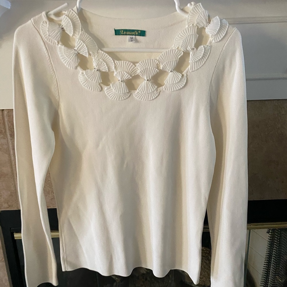 NWOT Leonard’s Beautiful Women Sweater Blouse